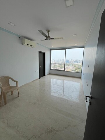Room in 3 BHK Apartment at Oberoi Maxima, Andheri East – for Sale