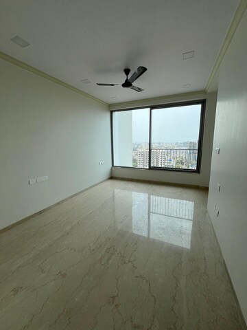 Room in 3 BHK Apartment at Oberoi Maxima, Andheri East – for Sale