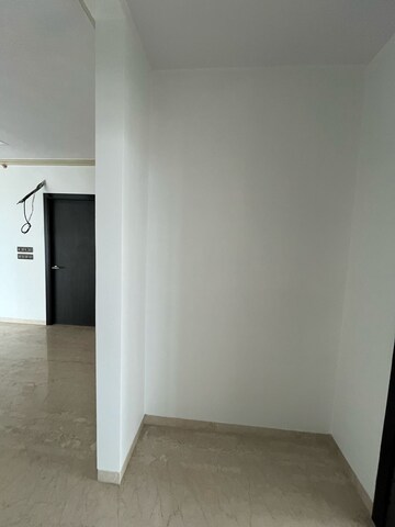 Room in 3 BHK Apartment at Oberoi Maxima, Andheri East – for Sale
