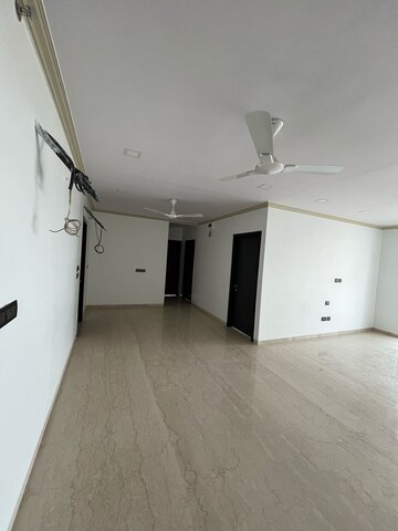 Room in 3 BHK Apartment at Oberoi Maxima, Andheri East – for Sale