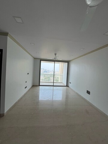 Room in 3 BHK Apartment at Oberoi Maxima, Andheri East – for Sale