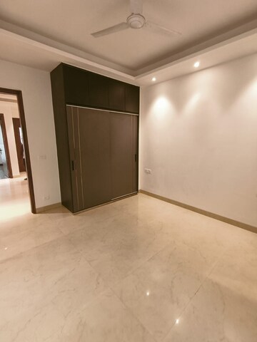 Room in 3 BHK Builder Floor at South City Arcade, Sector 41 – for Sale