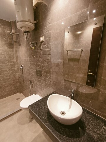 Bathroom in 3 BHK Builder Floor at South City Arcade, Sector 41 – for Sale