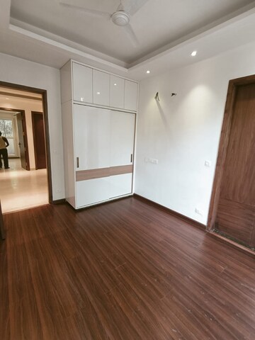 Room in 3 BHK Builder Floor at South City Arcade, Sector 41 – for Sale