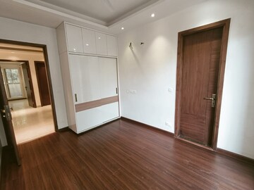 Room in 3 BHK Builder Floor at South City Arcade, Sector 41 – for Sale