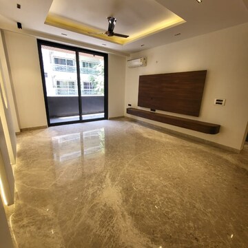 Room in 4 BHK Builder Floor at Ansal Versalia Avante, Sector 67 – for Rent