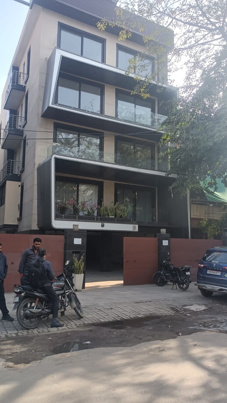  Parking, defence colony 6+ Bedroom 18000 Sq.Ft. Independent House In Defence Colony Delhi 7037229