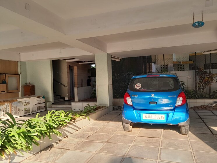  Parking, alkapuri Commercial Office Space 2005 Sq.Ft. In Alkapuri Vadodara 7039999