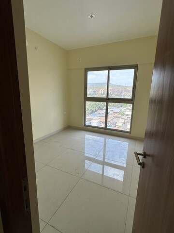 रेसिडेंशियल फ्लैट वर्ग फुट फॉर रीसेल इन कांडीवली ईस्ट मुंबई  7048158