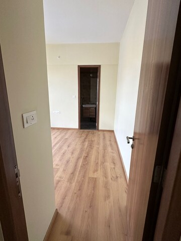 रेसिडेंशियल फ्लैट वर्ग फुट फॉर रीसेल इन कांडीवली ईस्ट मुंबई  7048158