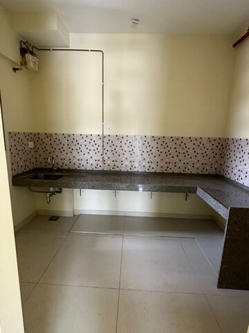 रेसिडेंशियल फ्लैट वर्ग फुट फॉर रीसेल इन कांडीवली ईस्ट मुंबई  7048158