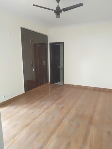 Room in 3.5 BHK Apartment at Aims Golf City, Sector 75 – for Sale
