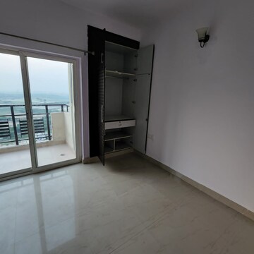 Room in 3 BHK Apartment at Mahaluxmi Migsun Ultimo, Omicron Iii Greater Noida – for Sale