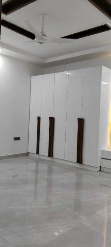 Building Lobby in 4 BHK Builder Floor at Royce Vaishali, Vaishali Sector 5 – for Sale