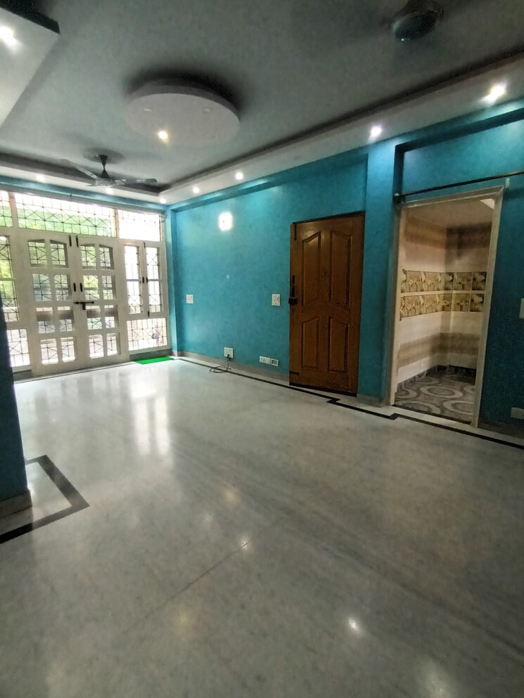 Living Room, unitech-south-city-ii 3 Bedroom 240 Sq.Yd. Builder Floor In Sector 50 Gurgaon 7056362