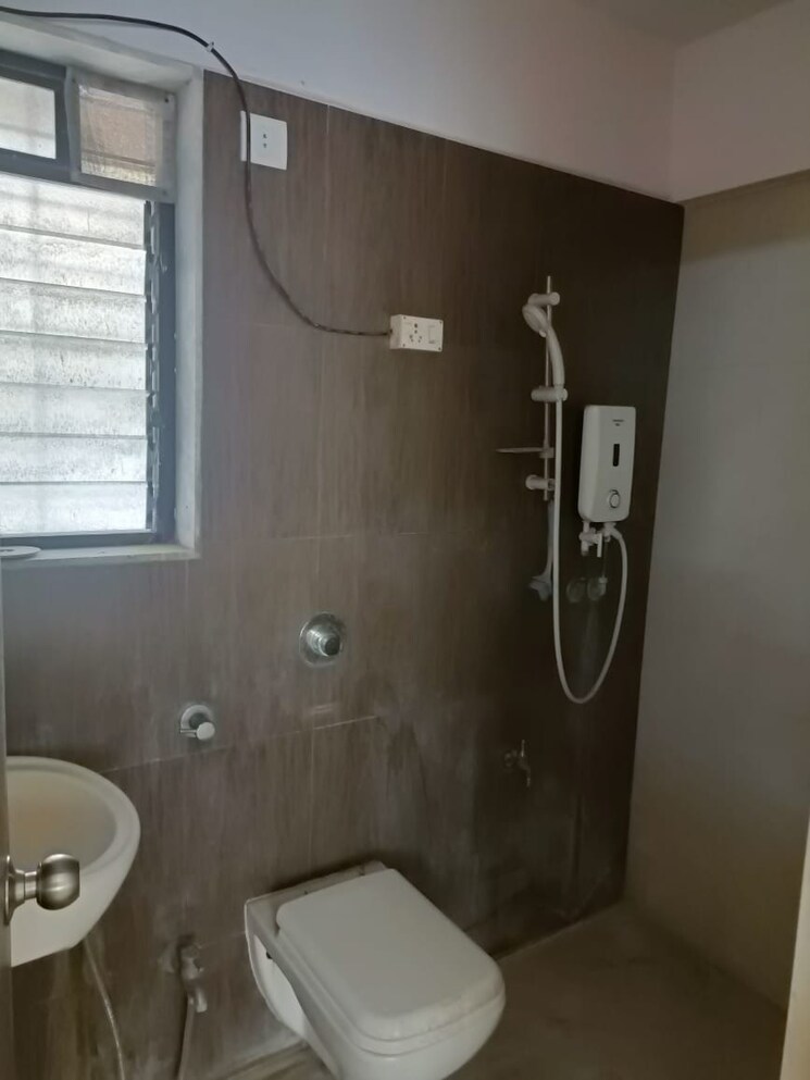 Bathroom, unnati-woods-chs 2 Bedroom 786 Sq.Ft. Apartment In Kasarvadavali Thane 7057394