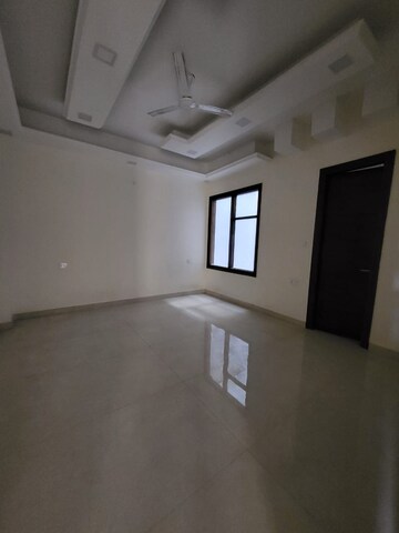 Room in 4 BHK Builder Floor at Green Fields Colony – for Sale