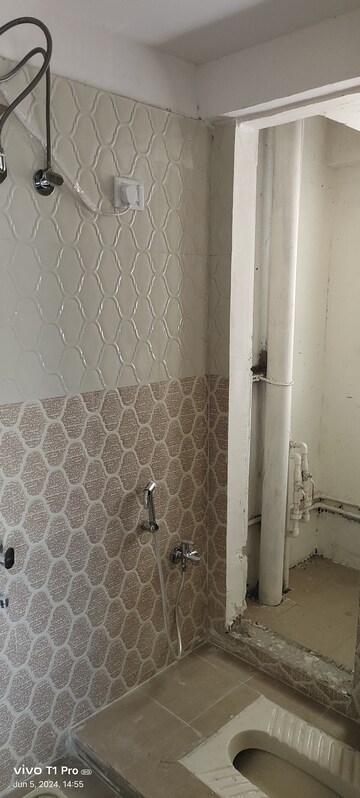 Bathroom in 1 BHK Apartment at Sarah Continental Heights, Byculla East – for Sale