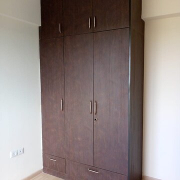 Furnished Amenities in 3 BHK Apartment at DLF Regal Gardens, Sector 90 – for Sale