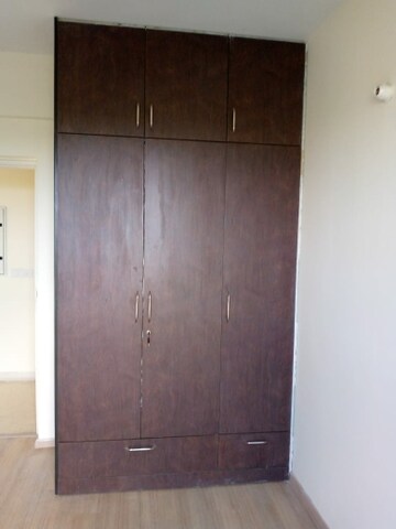 Furnished Amenities in 3 BHK Apartment at DLF Regal Gardens, Sector 90 – for Sale
