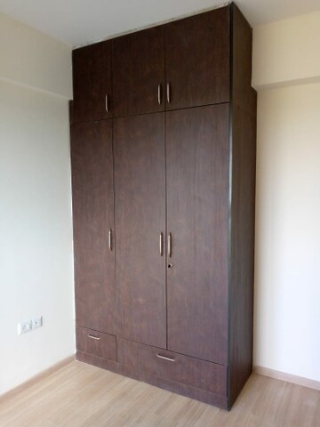 Furnished Amenities in 3 BHK Apartment at DLF Regal Gardens, Sector 90 – for Sale