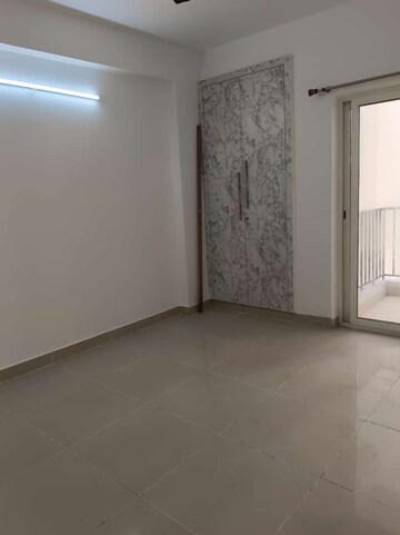 Room in 3.5 BHK Apartment at Panchsheel Greens II, Sector 16 Greater Noida – for Sale