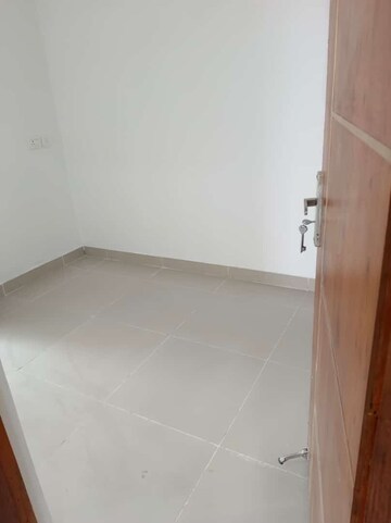 Room in 3.5 BHK Apartment at Panchsheel Greens II, Sector 16 Greater Noida – for Sale