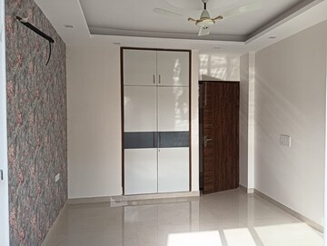 Room in 4 BHK Builder Floor at Sector 37 – for Sale
