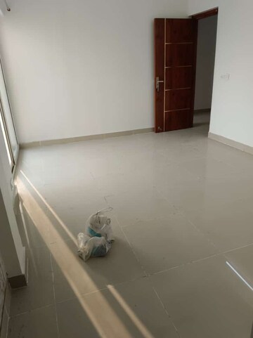 Room in 3.5 BHK Apartment at Amrapali Centurian Park, Tech Zone 4 Greater Noida – for Sale
