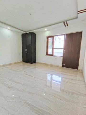 Room in 4 BHK Builder Floor at Green Fields Colony – for Sale