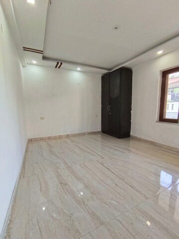 Room in 4 BHK Builder Floor at Green Fields Colony – for Sale