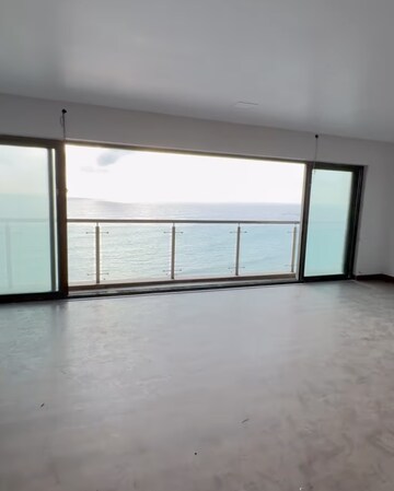 Room in 5 BHK Apartment at Bandra West – for Sale