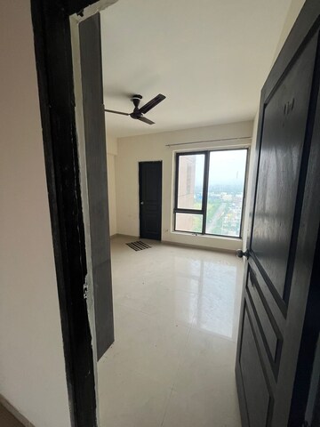 Room in 4 BHK Apartment at Logix Blossom County, Sector 137 – for Sale