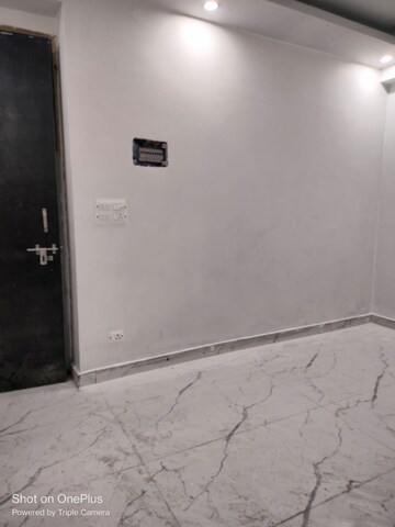 रेसिडेंशियल घर वर्ग फुट फॉर रेंट इन सेक्टर 30 नोएडा  7073636