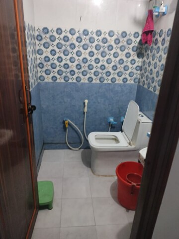 रेसिडेंशियल घर वर्ग फुट फॉर रेंट इन सेक्टर 30 नोएडा  7073636