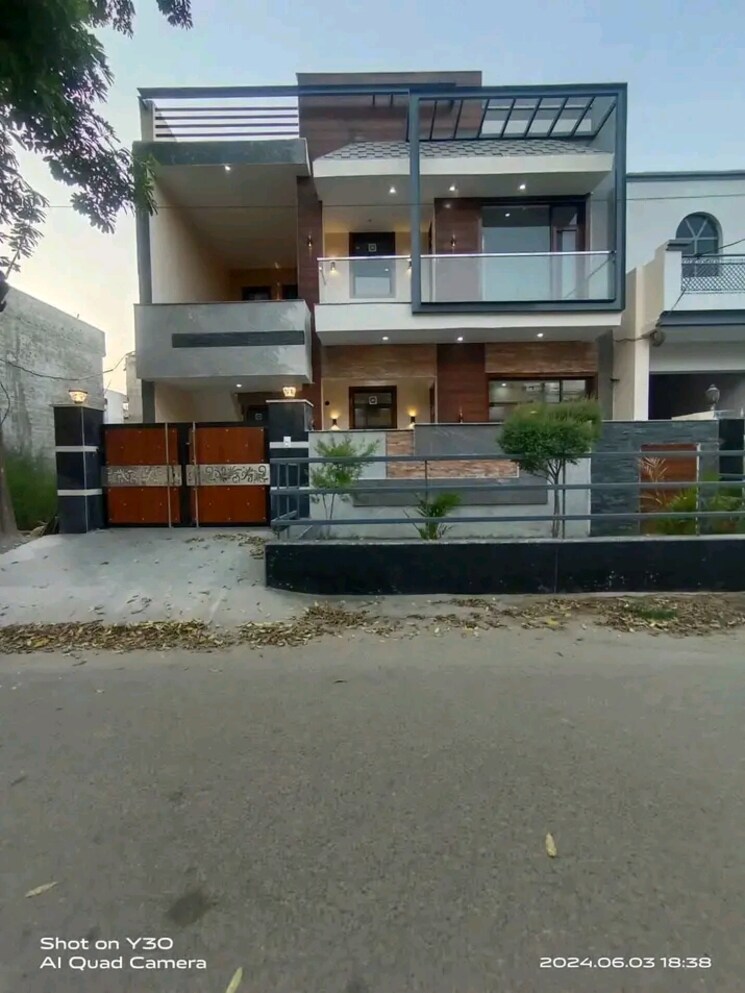 Parking, sector 125 3 Bedroom 200 Sq.Yd. Independent House In Sector 125 Mohali 7076592