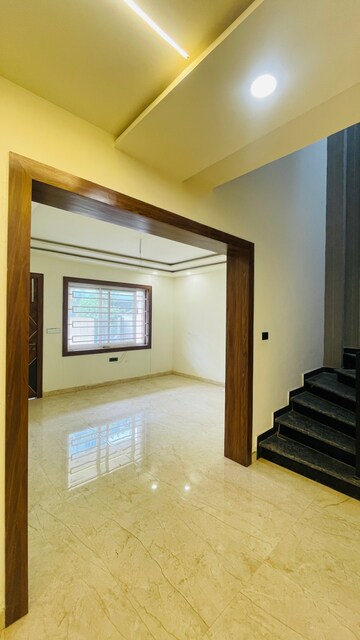 Room in 5 BHK Villa at Gomti Nagar – for Sale
