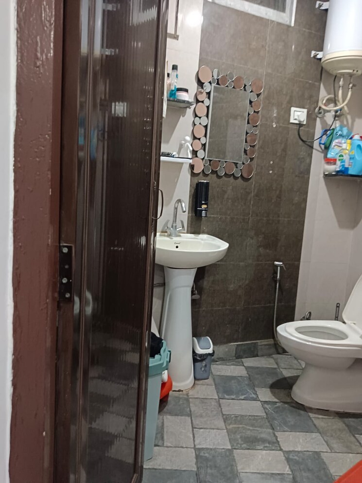 Bathroom, lajpat nagar 1 Bedroom 459 Sq.Ft. Builder Floor In Lajpat Nagar Delhi 7077919
