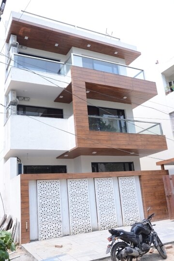 5 BHK Independent House – Exterior View View at Dlf Phase iv - for Sale