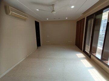 Room in 4 BHK Builder Floor at Green Park – for Sale
