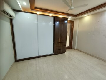 Room in 4 BHK Builder Floor at Green Park – for Sale