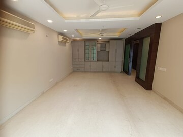 Room in 4 BHK Builder Floor at Green Park – for Sale