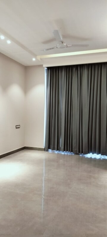 Room in 4 BHK Builder Floor at South City 1 – for Sale