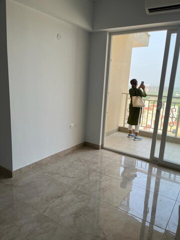 Room in 3 BHK Apartment at Emaar Palm Heights, Sector 77 – for Sale