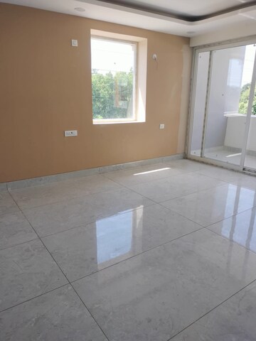 Room in 2 BHK Builder Floor at Sector 40 – for Sale