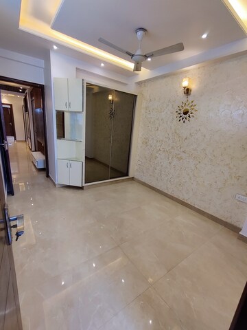Room in 4 BHK Apartment at Paschim Vihar – for Sale