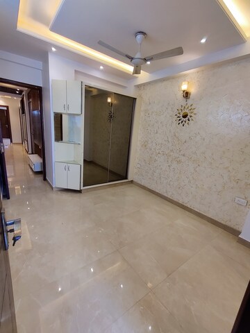 Room in 4 BHK Apartment at Paschim Vihar – for Sale