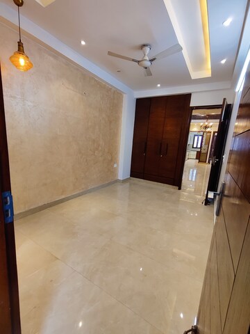 Room in 4 BHK Apartment at Paschim Vihar – for Sale