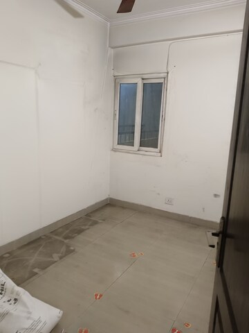 Room in 2.5 BHK Apartment at Saviour Park, Mohan Nagar – for Sale