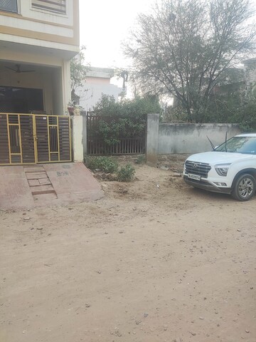 Parking in 4 BHK Villa at Mansarovar – for Sale